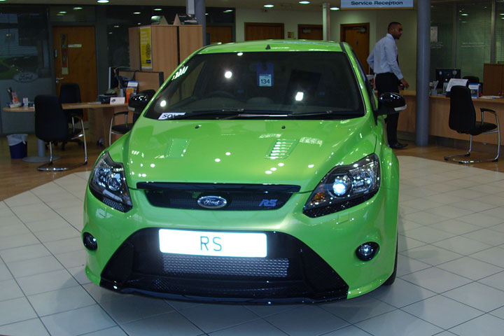 ディーラーで展示中のFORD FOCUS RS Mk2。輸出される車輛そのものだそう