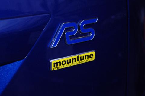 リアゲートハッチに装着のmountuneエンブレム