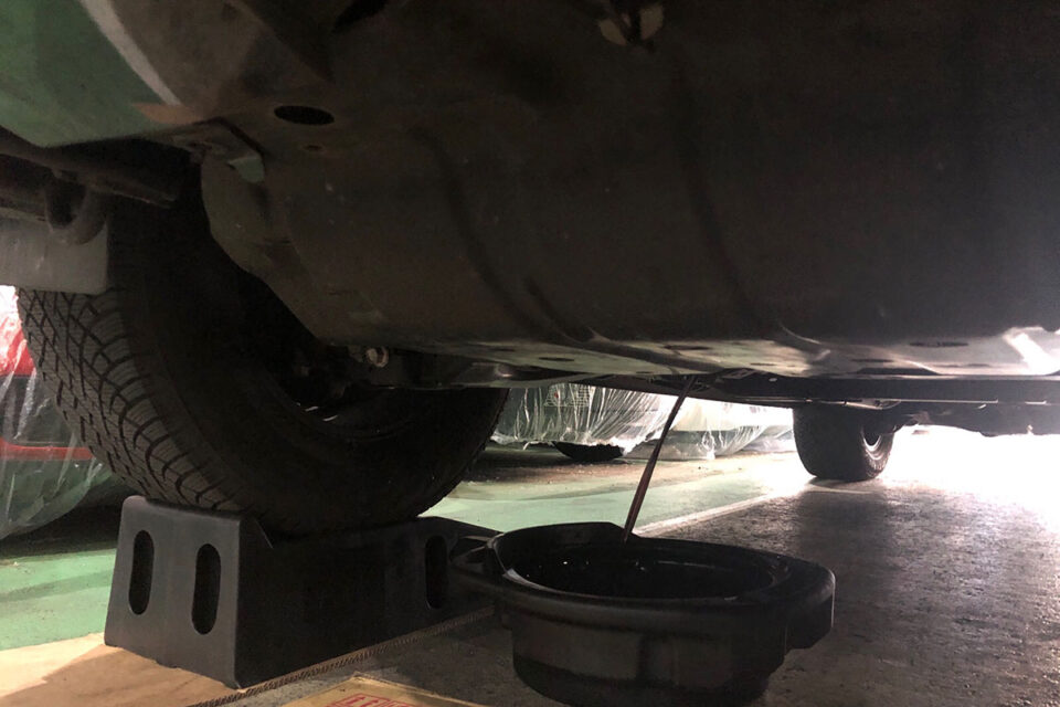 トヨタ セコイア(Toyota Sequoia)のエンジンオイル交換|大阪市堺市のY様
