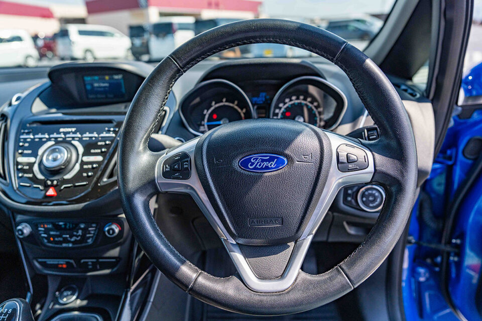 特別販売車両|フォード B-マックス タイタニアム(Ford B-MAX TITANUM)英国仕様・右ハンドル車 左右ピラーレススライドドア採用、傑作EcoBoostエンジンを搭載したスポーティミニバン