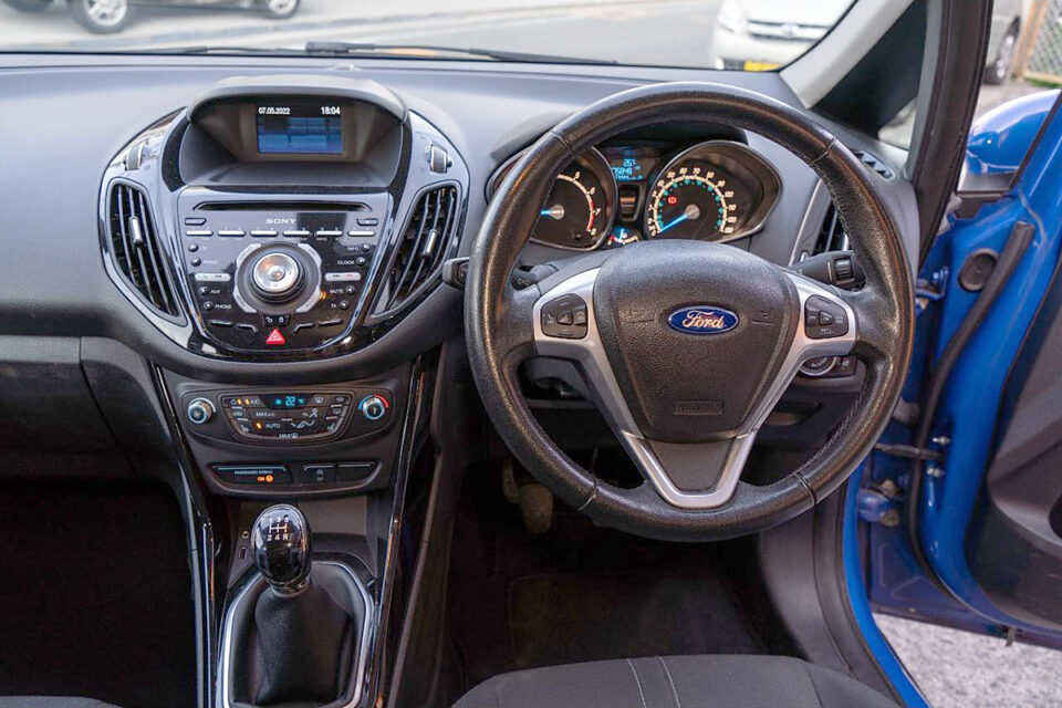 特別販売車両|フォード B-マックス タイタニアム(Ford B-MAX TITANUM)英国仕様・右ハンドル車 左右ピラーレススライドドア採用、傑作EcoBoostエンジンを搭載したスポーティミニバン
