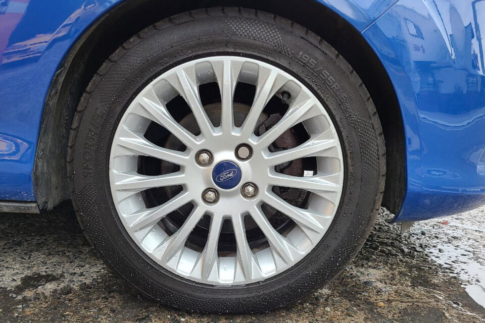 特別販売車両|フォード B-マックス タイタニアム(Ford B-MAX TITANUM)英国仕様・右ハンドル車 左右ピラーレススライドドア採用、傑作EcoBoostエンジンを搭載したスポーティミニバン