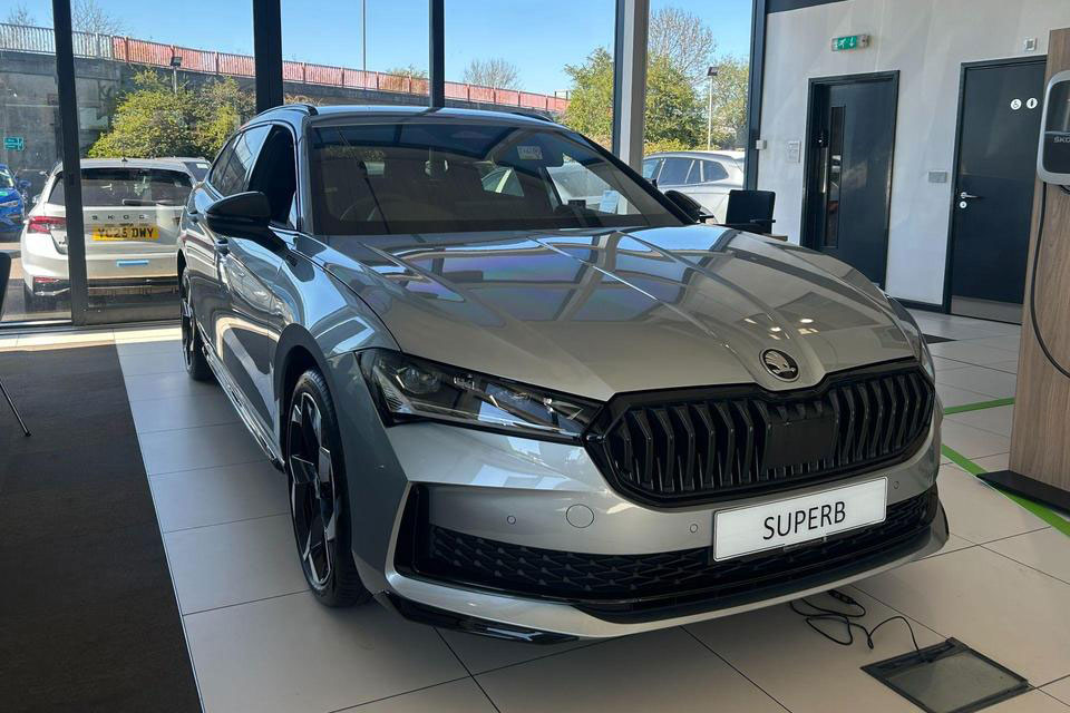 特選輸入車 Vol.700 シュコダ スパーブ エステート iV プラグインハイブリッド(SKODA Superb Estate iV PHEV)|イギリス新車販売