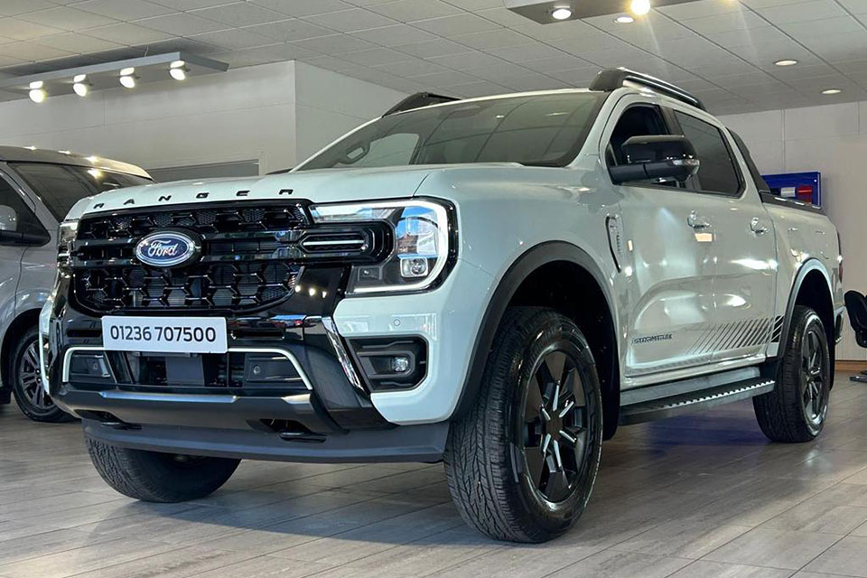 特選輸入車 Vol.702 フォード レンジャー ストームトラック プラグインハイブリッド(FORD RANGER STORMTRAK PHEV)|イギリス新車販売