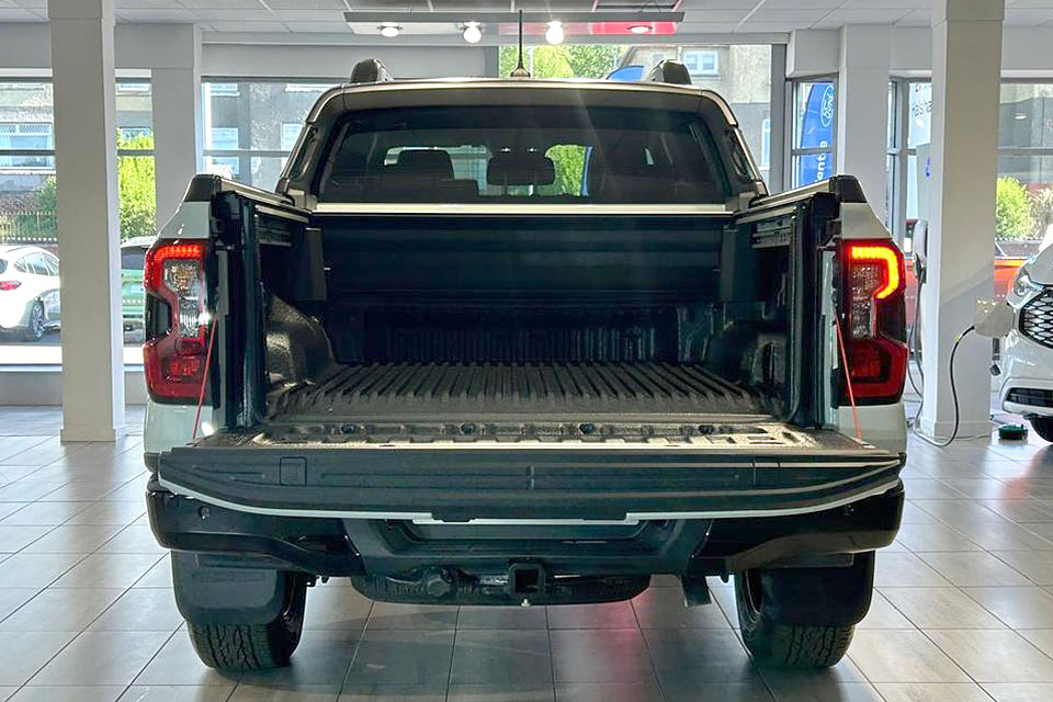 特選輸入車 Vol.702 フォード レンジャー ストームトラック プラグインハイブリッド(FORD RANGER STORMTRAK PHEV)|イギリス新車販売