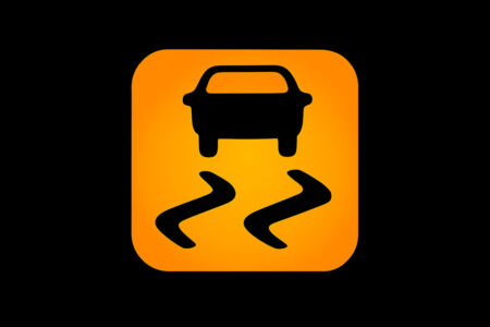 トラクションコントロールの警告灯が点灯・点滅している原因と対処法