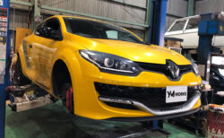 ルノー メガーヌ RS トロフィーR (Renault Megane RS Trophy R) のタイヤ交換 | 大阪府堺市のT様