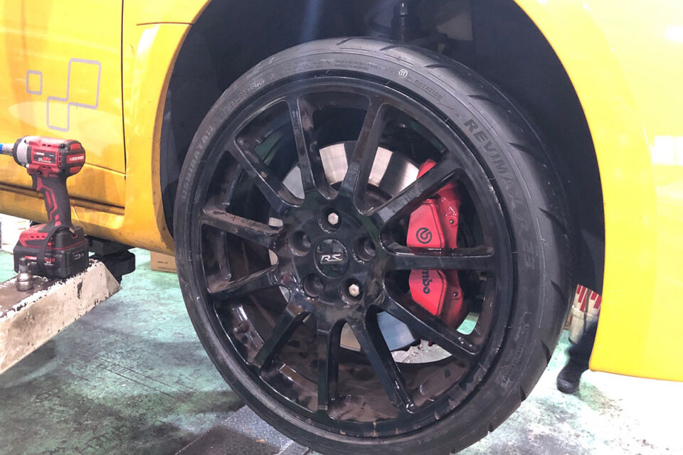 ルノー メガーヌ RS トロフィーR (Renault Megane RS Trophy R) のタイヤ交換 | 大阪府堺市のT様
