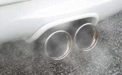 車内に排気ガスの臭いが漏れる原因と対処方法