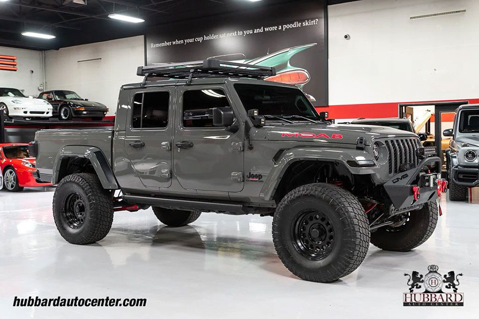 特選輸入車 Vol.708 ジープ グラディエーター スポーツ クルーキャブ 4×4(Jeep Gladiator Sport Crew Cab 4×4)|聖地モアブを象徴するスタイル|米国中古車販売