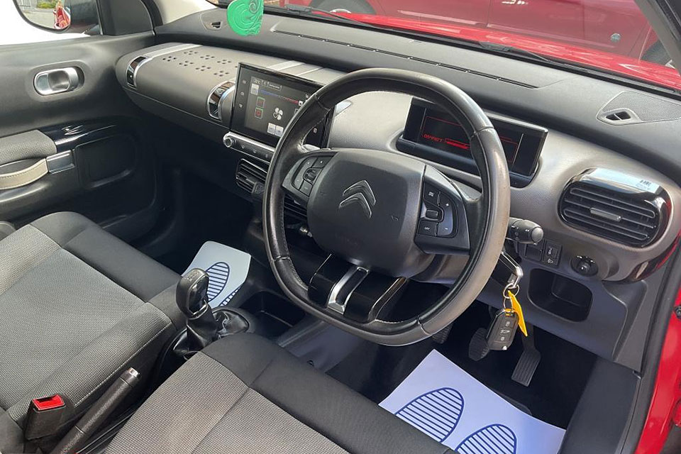 特選輸入車 Vol.709 シトロエン C4カクタス フィール(Citroën C4 Cactus Feel) | 日本未導入仕様 ディーゼル+5MTの右ハンドル低価格車 |イギリス中古車販売