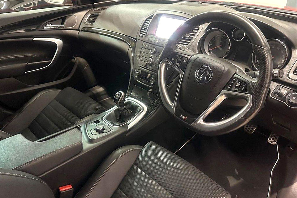 特選輸入車 Vol.713 ボクスホール インシグニア 2.8T V6 VXR スーパースポーツ 4WD(Vauxhall Insignia 2.8T V6 VXR SuperSport 4WD) | 全天候型快速スーパースポーツ|イギリス中古車販売