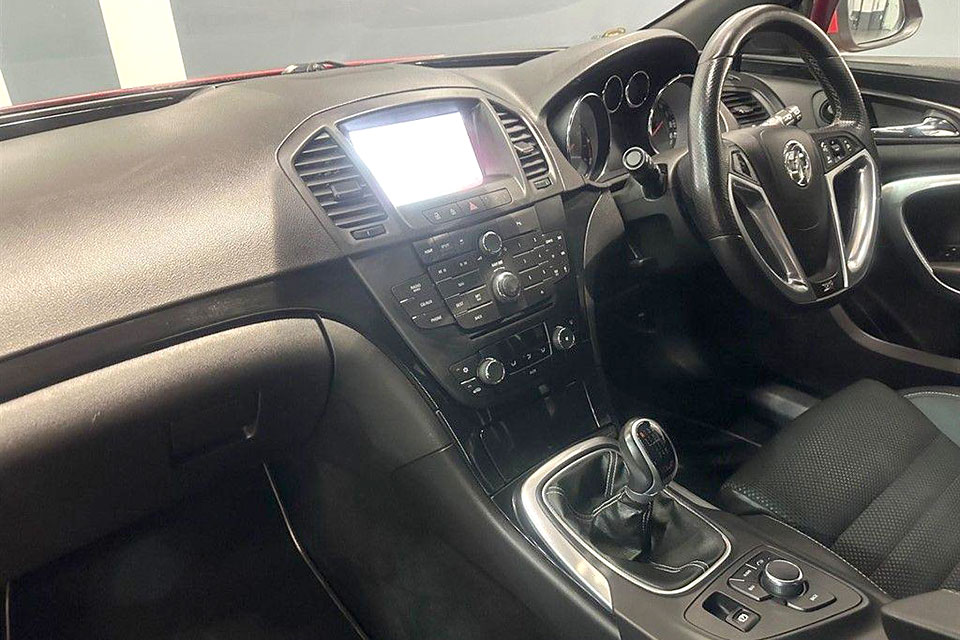 特選輸入車 Vol.713 ボクスホール インシグニア 2.8T V6 VXR スーパースポーツ 4WD(Vauxhall Insignia 2.8T V6 VXR SuperSport 4WD) | 全天候型快速スーパースポーツ|イギリス中古車販売