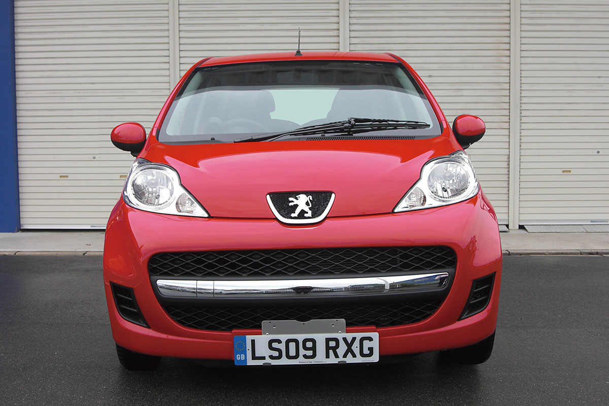 車体が片側に傾斜している原因と対処方法