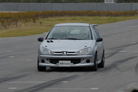 走行中に車が一定方向へ引っ張られる原因と対処方法