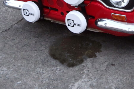 車から透明な液体が漏れている原因と対処方法