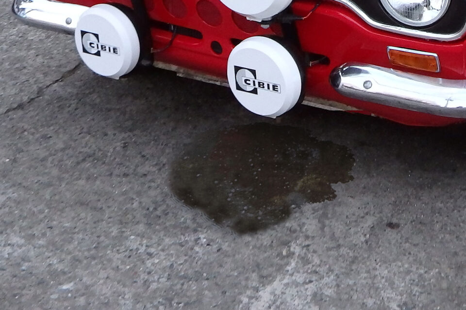 車から透明な液体が漏れている原因と対処方法