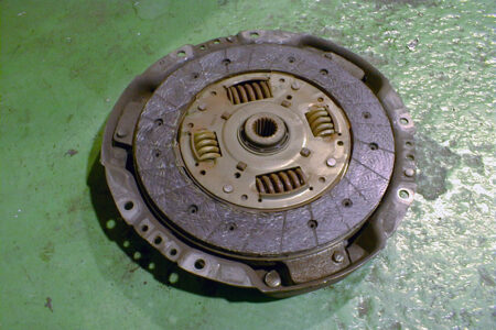 クラッチが滑る原因と対処方法