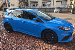 ブラック鍛造ホイールが足元を引き締めます