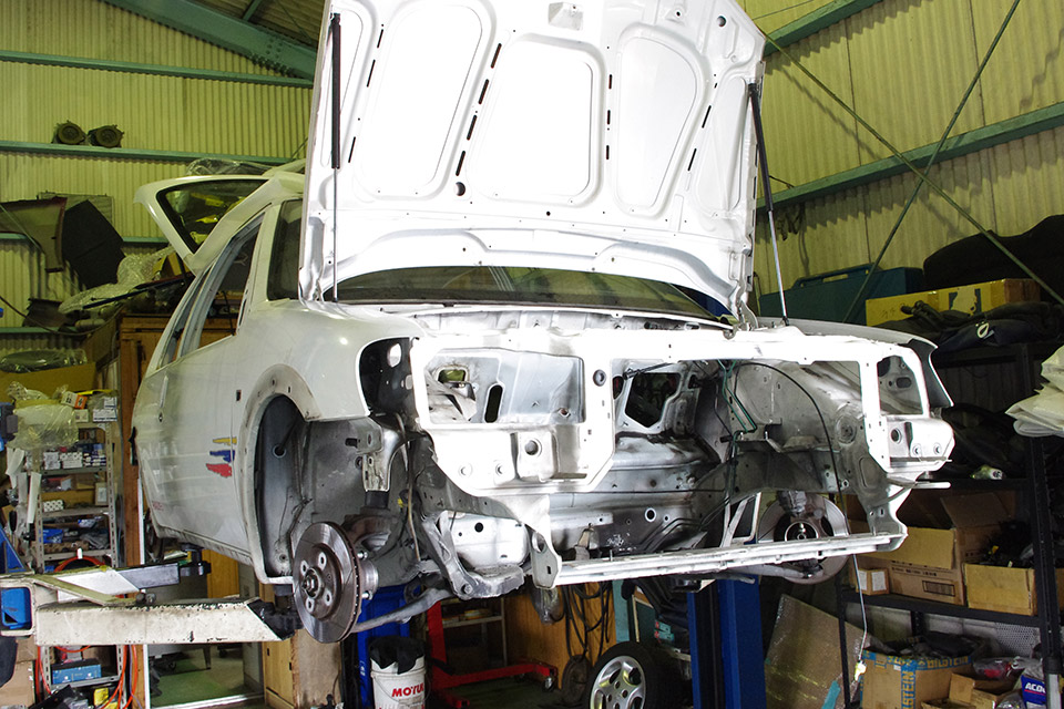 フルレストア中のプジョー 106ラリー16V