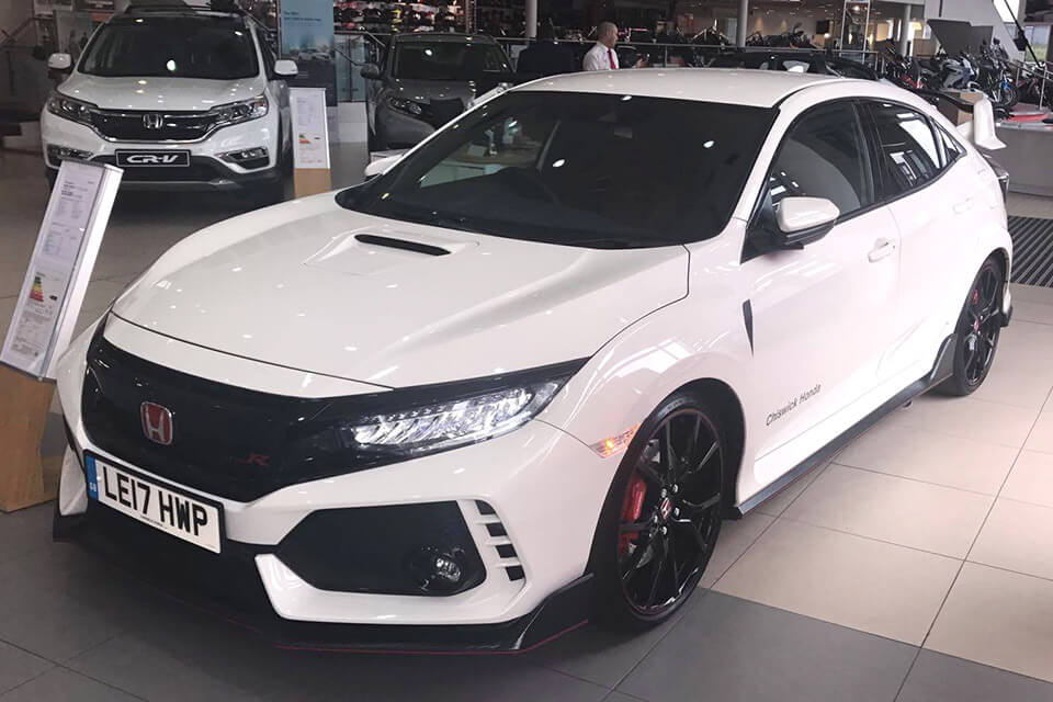 UKのホンダディーラーに展示中のシビック タイプR GT FK8