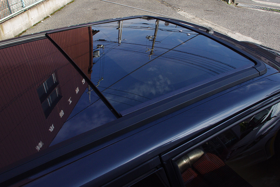 プジョー205GTI、全塗装によりルーフ部はこの光沢