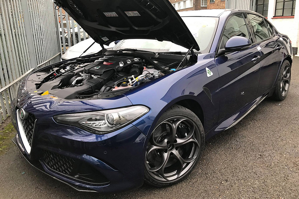 アルファロメオ ジュリア クアドリフォリオも航空便で手配