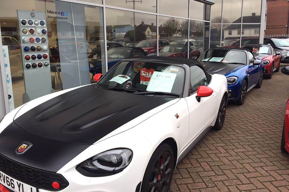 ディーラー在庫車には思わぬ掘り出し物も(アバルト124スパイダー)