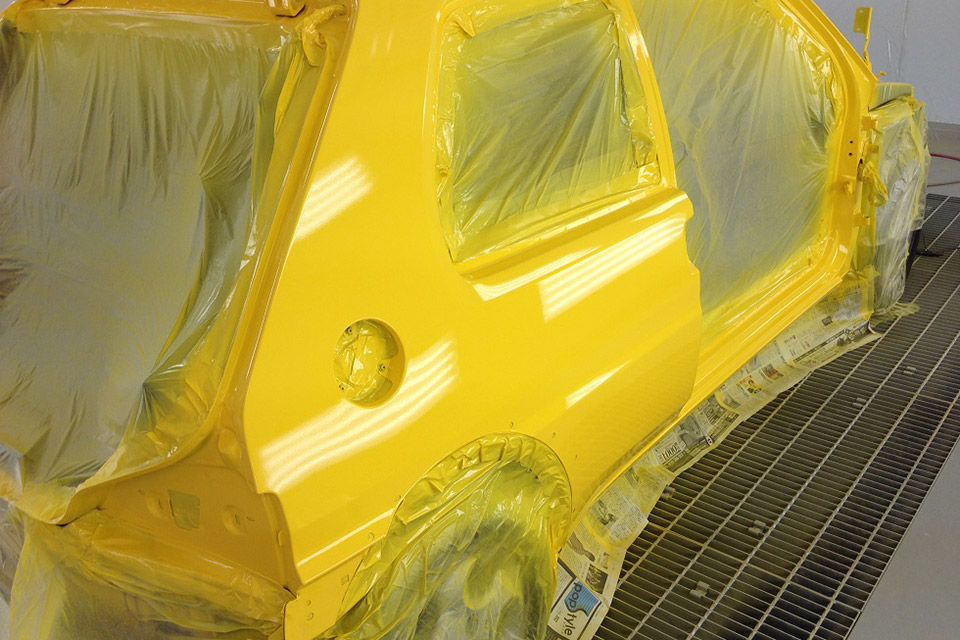 ドライルームで全塗装作業中のプジョー106S16