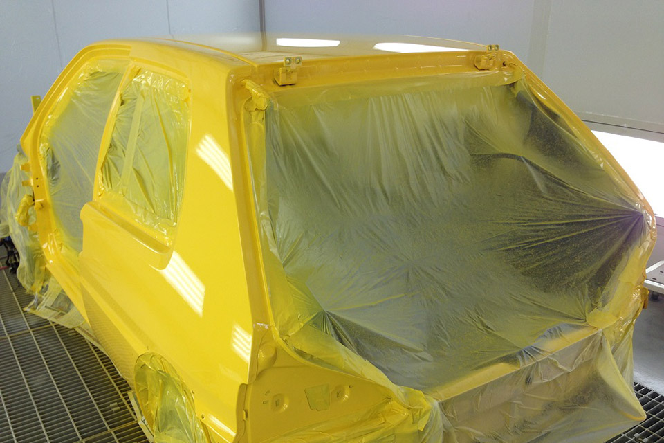 ドライルームで全塗装作業中のプジョー106S16