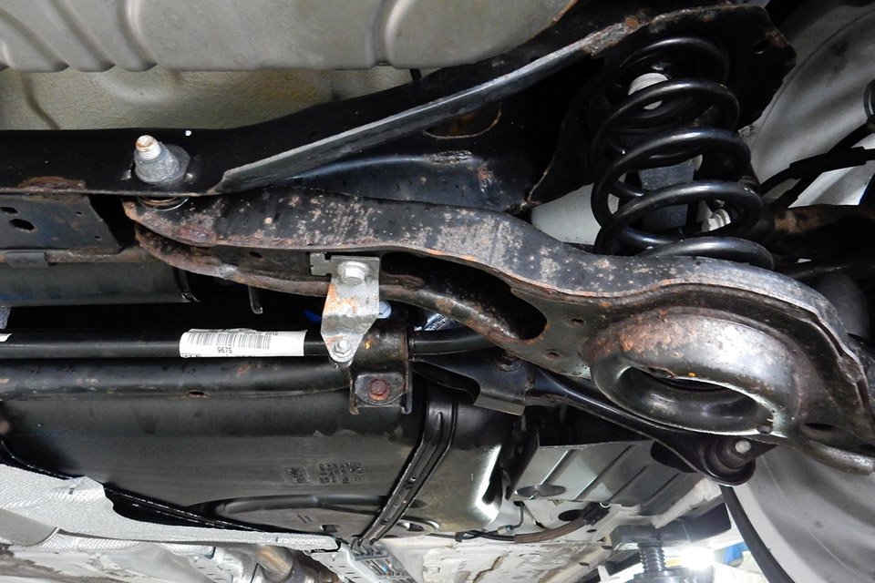 塩害によりダメージを受けたフォーカスRS Mk2の足回り このような場合の分解・研磨・再塗装等も実施しています