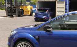 コンテナから降ろされるフォーカスRS MK2