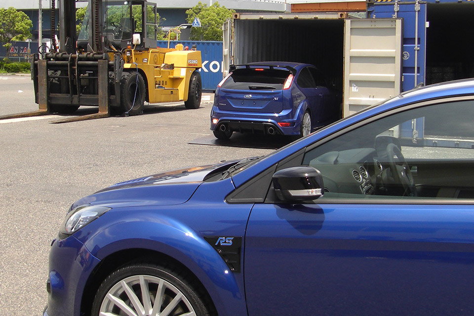 コンテナから降ろされるフォーカスRS MK2