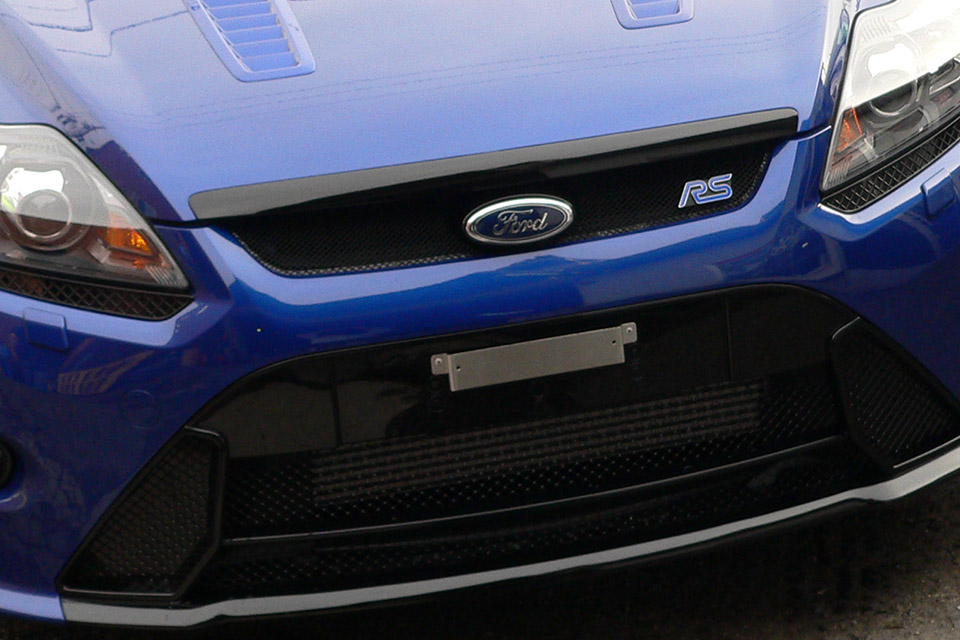 ナンバープレートブラケットにも拘っています