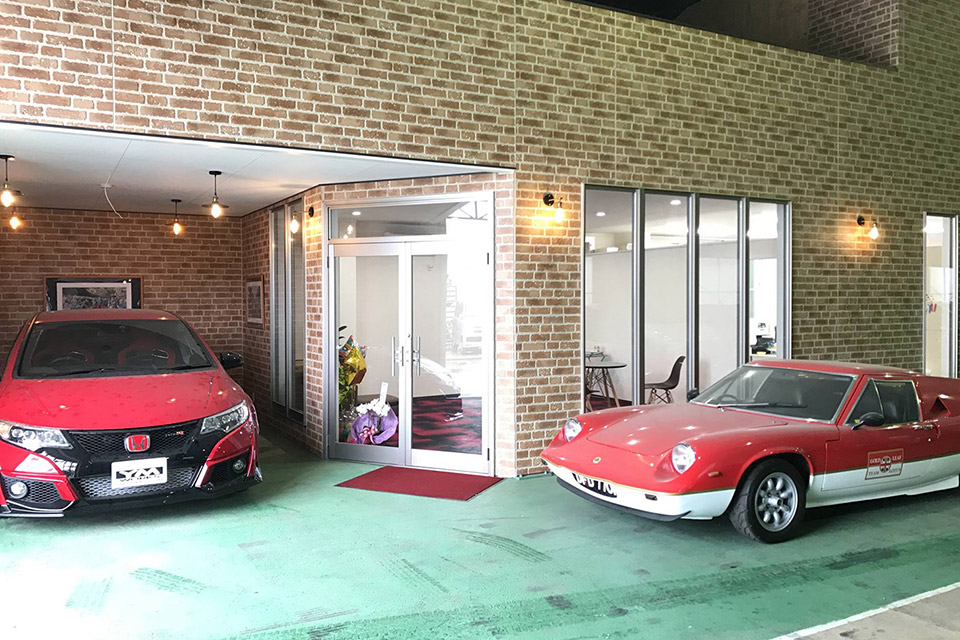 待合室外観はガレージ風