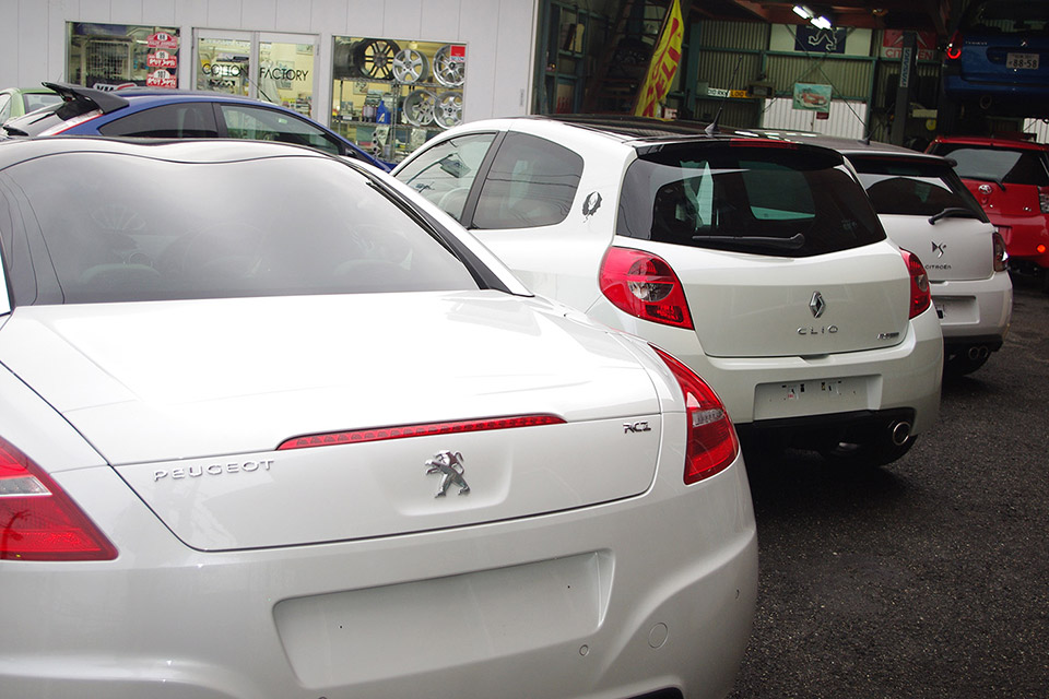 予備検査待ちのRCZ、クリオ RS200 A＆D、DS3レーシング