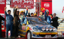 ラリージャパン2005。SUZUKI SWIFT Super1600 に次ぐA6 クラス3 位、総合44 位で完走。ポディウムに立つ。