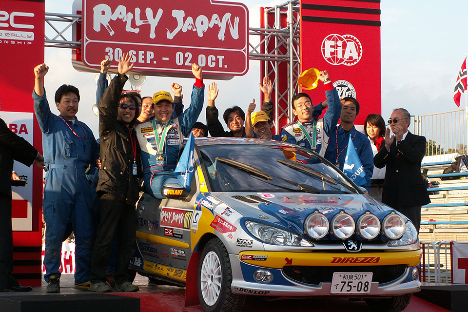 ラリージャパン2005。SUZUKI SWIFT Super1600 に次ぐA6 クラス3 位、総合44 位で完走。ポディウムに立つ。