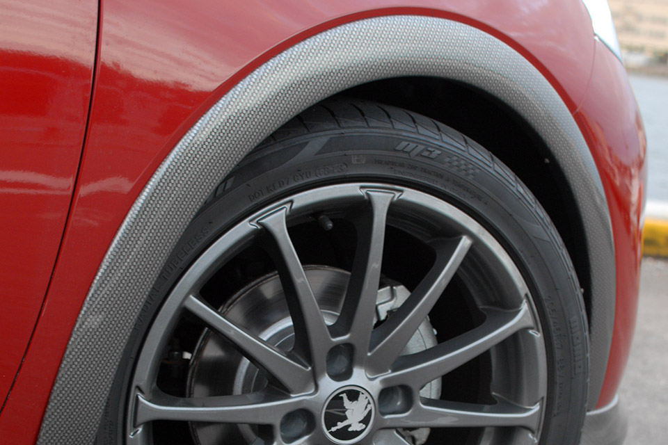 フェンダーアーチ フロント カーボン調、ホイールはX-Titan 7.0Jx17。