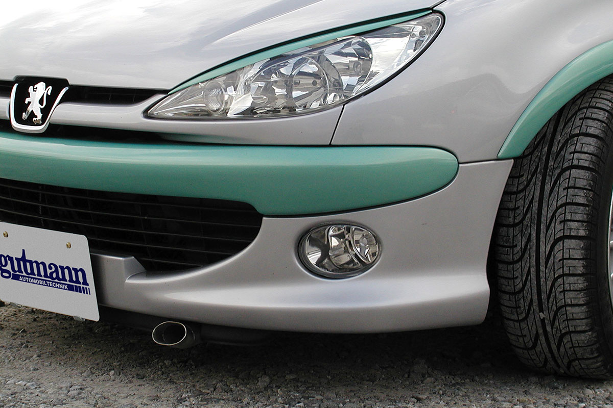 特徴的なバンパー下のエアインテーク