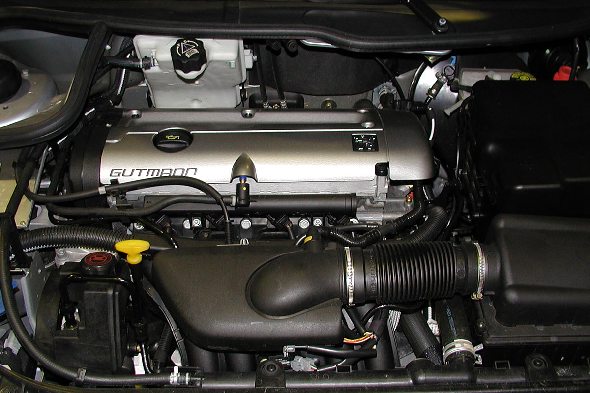 ヘッドカバーにも本家流の演出