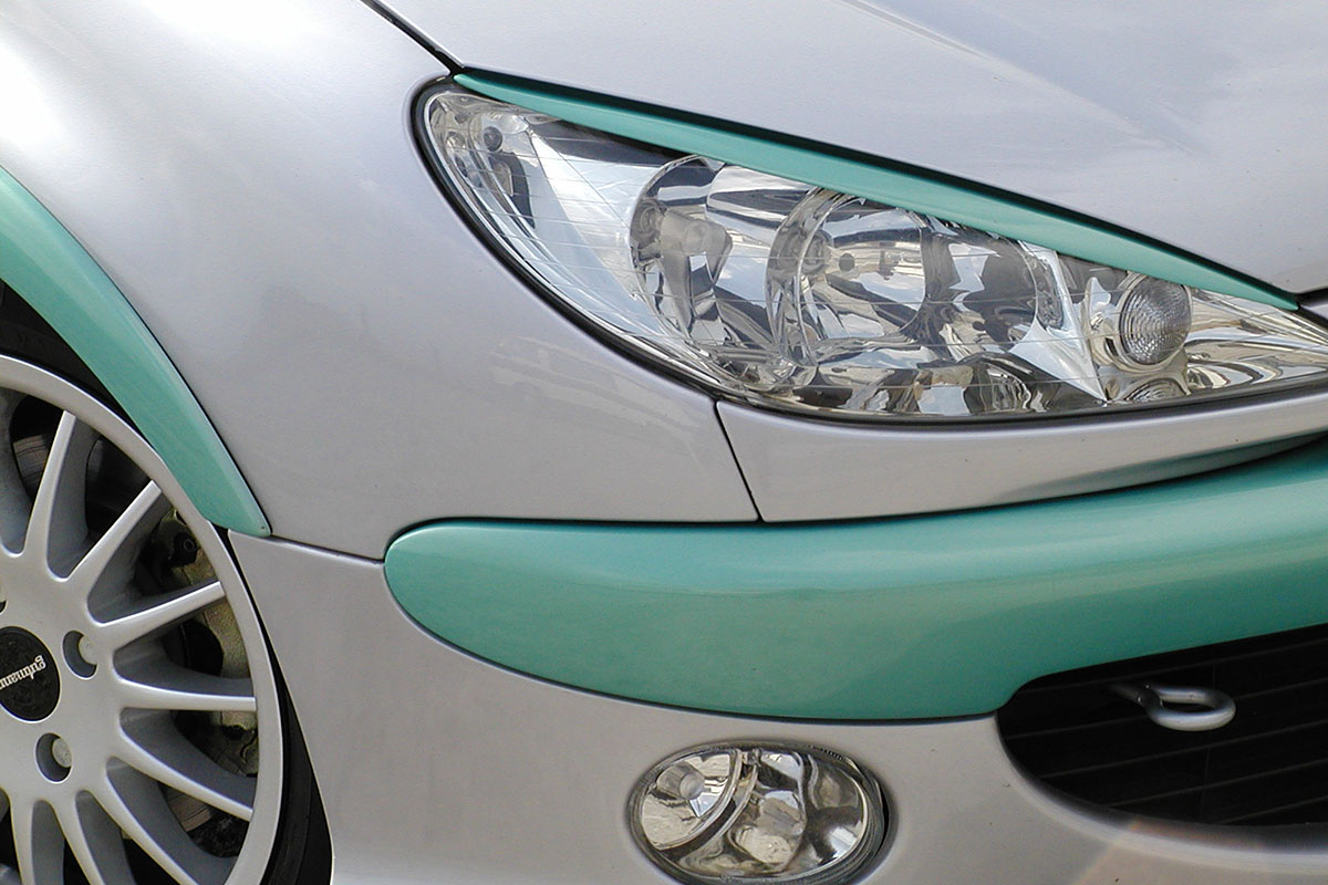 アイブロウもバンパー・フェンダーアーチ・モール類とコーデ