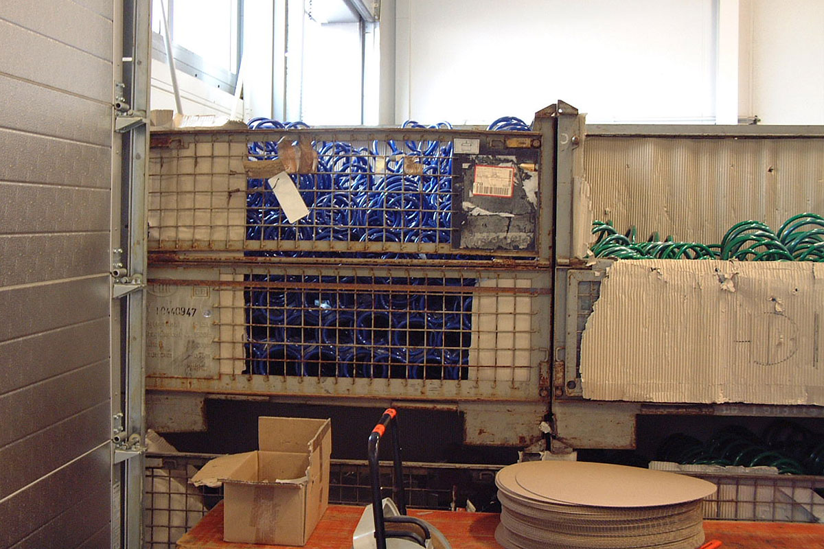 無造作に積まれたスプリング。このアバウトさは欧州チューナーではありがち