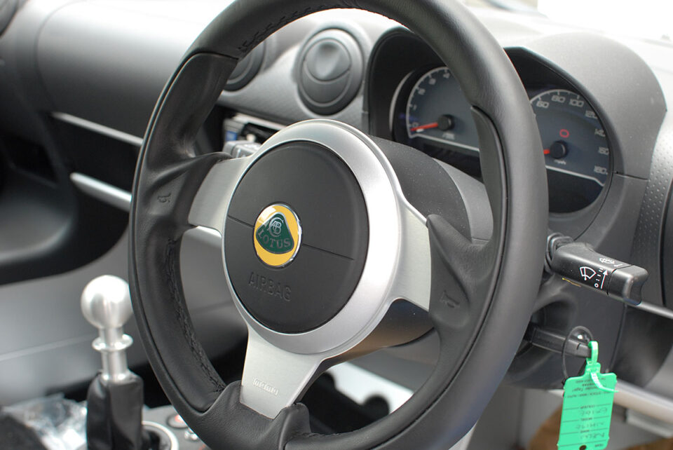 ハンドル（ステアリング）が振動する原因と対処方法