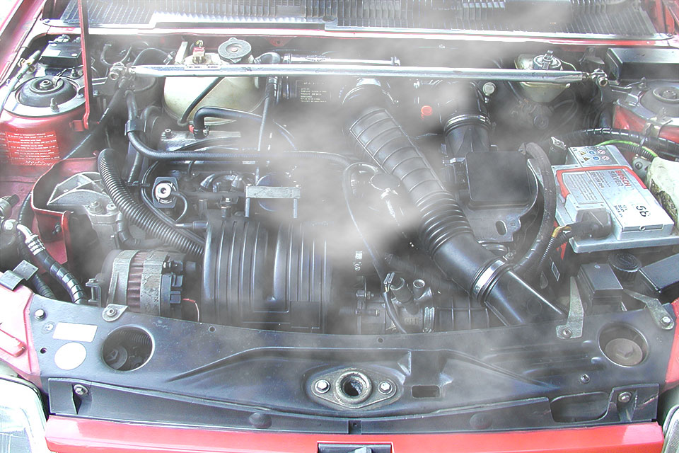 エンジンやマフラーから煙が出る原因と対処方法