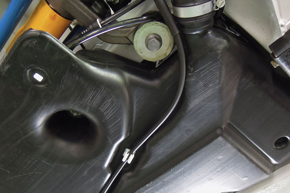 車の燃料タンクからガソリンが漏れる原因と対処法