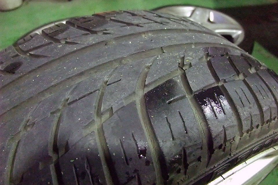 タイヤの1本だけが早く減る原因と対処法