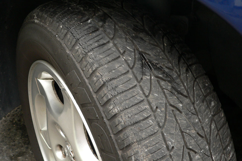 タイヤの外側だけ減る・摩耗する原因と対処方法