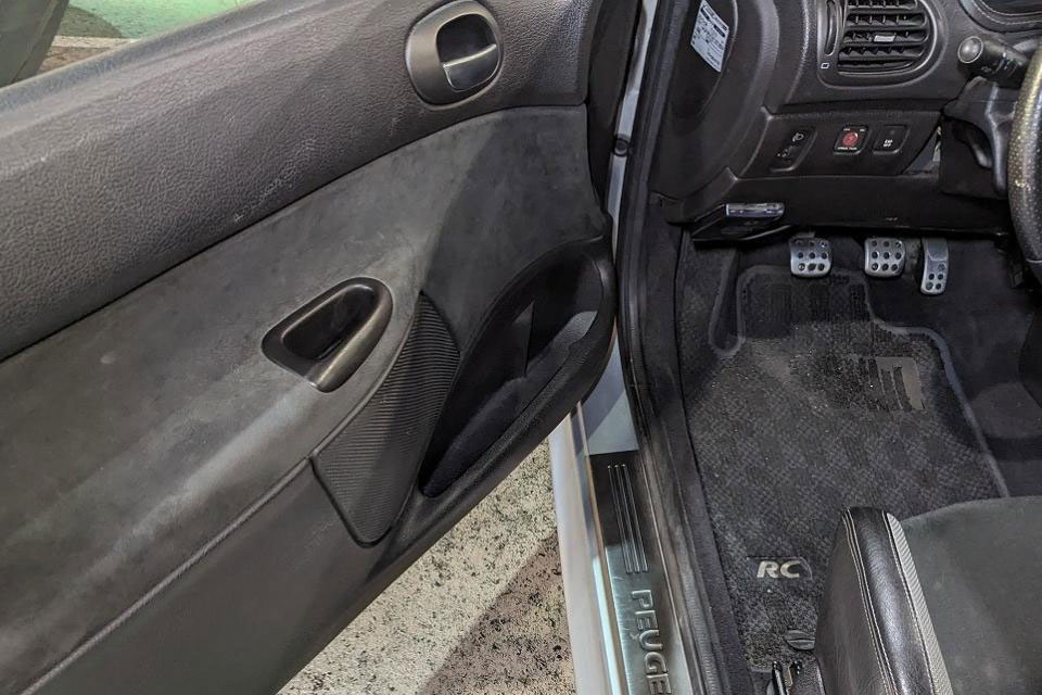 車のドアが閉まりにくい・しっかりと閉まらない原因と対処法