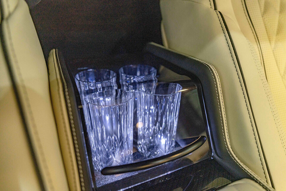 メルセデスベンツ EQV センザティ ジェットクラス(Mercedes-Benz EQV Senzati Jet Class) 東京都のK様にご納車